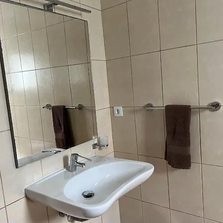 Con Bano Adaptado Y Piscina En *